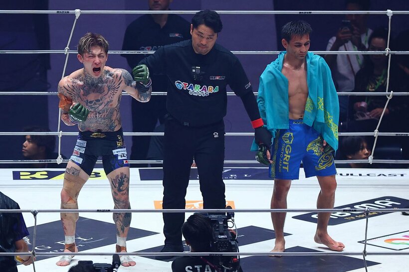 平本（左）に判定負けしたダウトベック（右）
