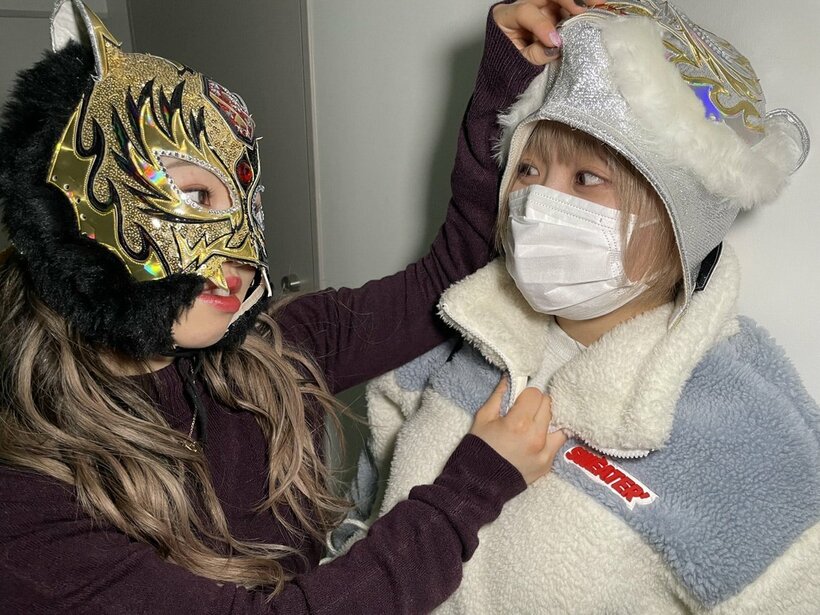  なつぽい(右)にオーバーマスクをかぶせたスターライト・キッド（©STARDOM）