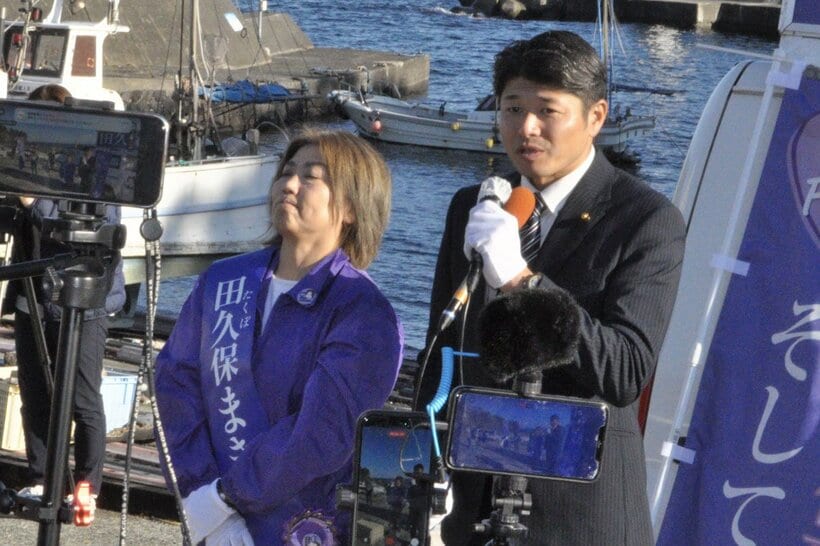 片桐基至市議（右）の応援を受けた田久保真紀氏