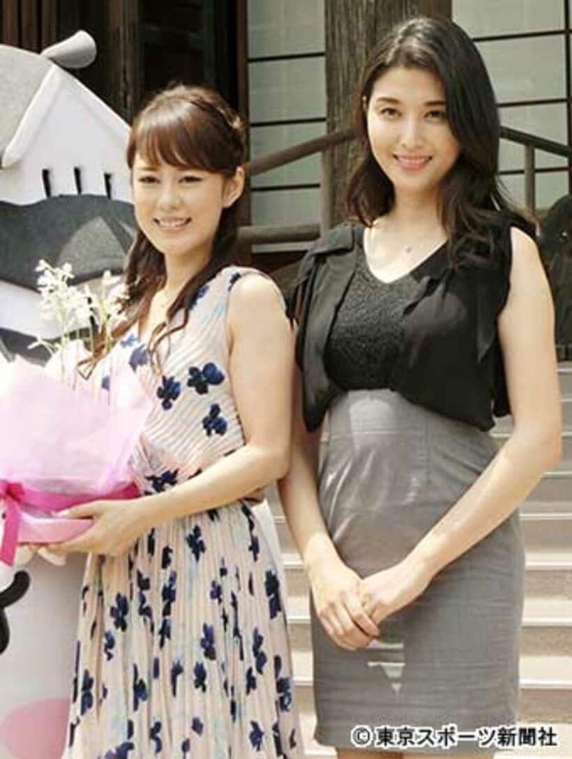  丘みどり（左）と橋本マナミ