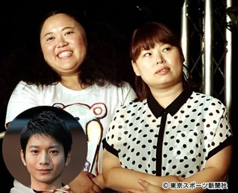  向井からブスブスとののしられた「ニッチェ」の近藤（右）と江上。顔写真は向井