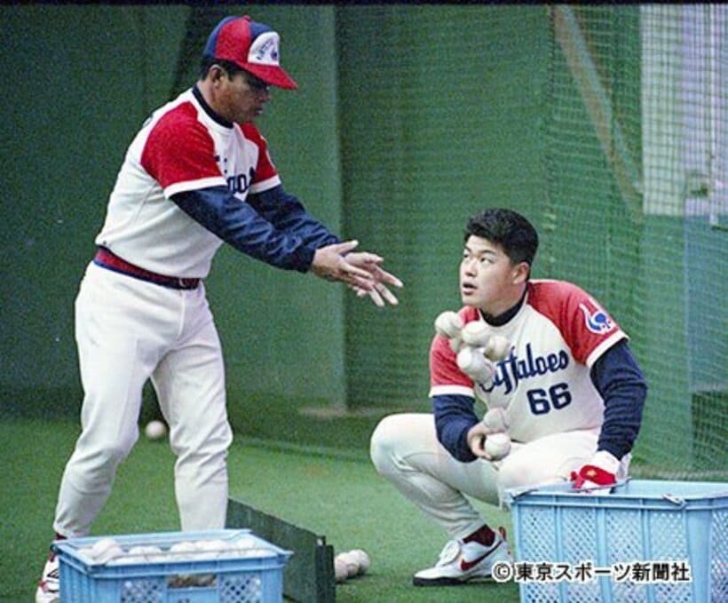 近鉄時代の中村紀（右）と中尾コーチ