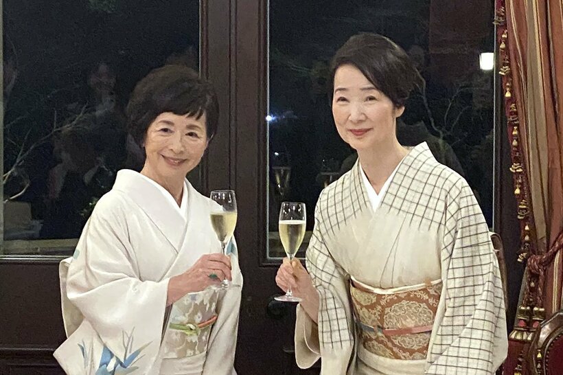 ワインイベントに着物姿で登壇した阿川佐知子（左）と檀ふみ