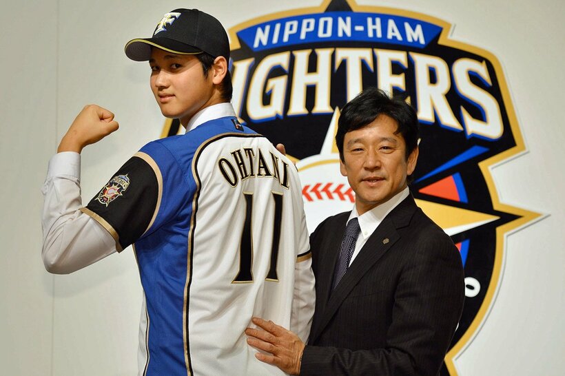 12年大谷翔平（左）の入団会見。右は栗山監督