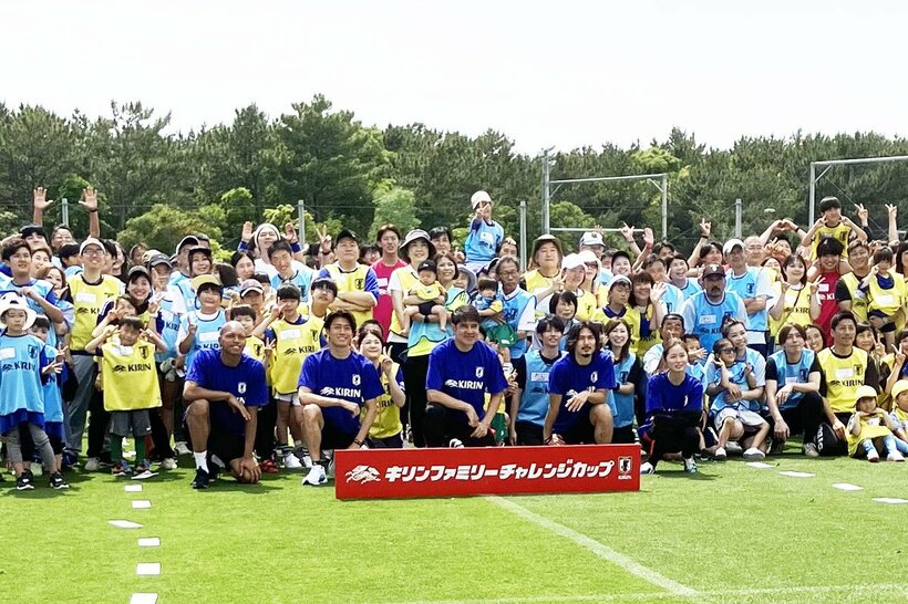 イベントで子どもたちと触れ合った(前列左から)小久保玲央ブライアン、中村敬斗、永島昭浩氏、南野拓実、清水梨沙