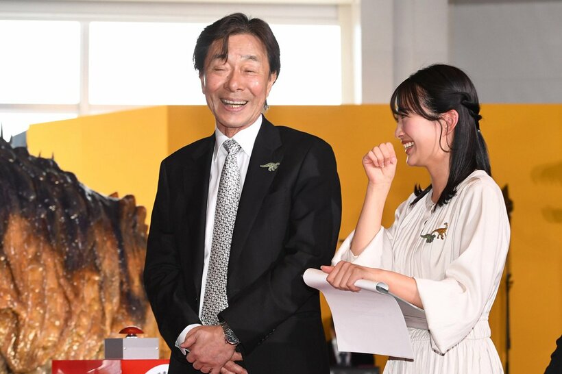 港浩一フジテレビジョン社長（左）と話す原田葵アナウンサー