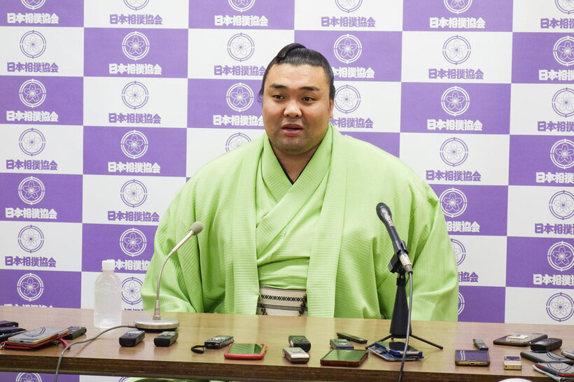 国技館で会見する霧馬山