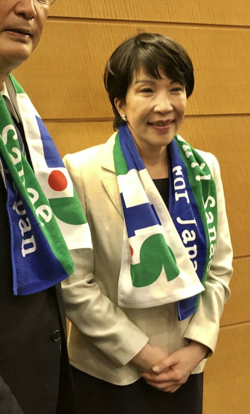  タオルを肩に巻いた高市早苗氏(東スポWeb)