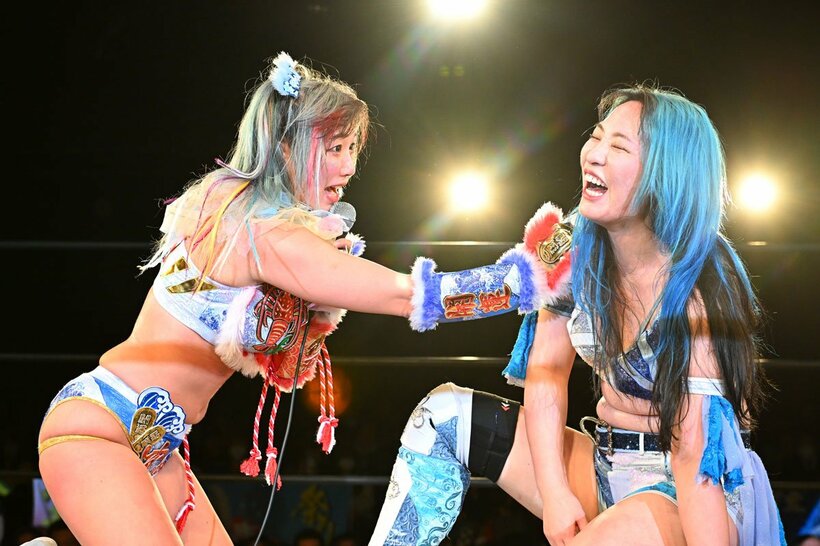 試合後、引退を控える世羅りさ(右)にメッセージを送ったウナギ・サヤカ