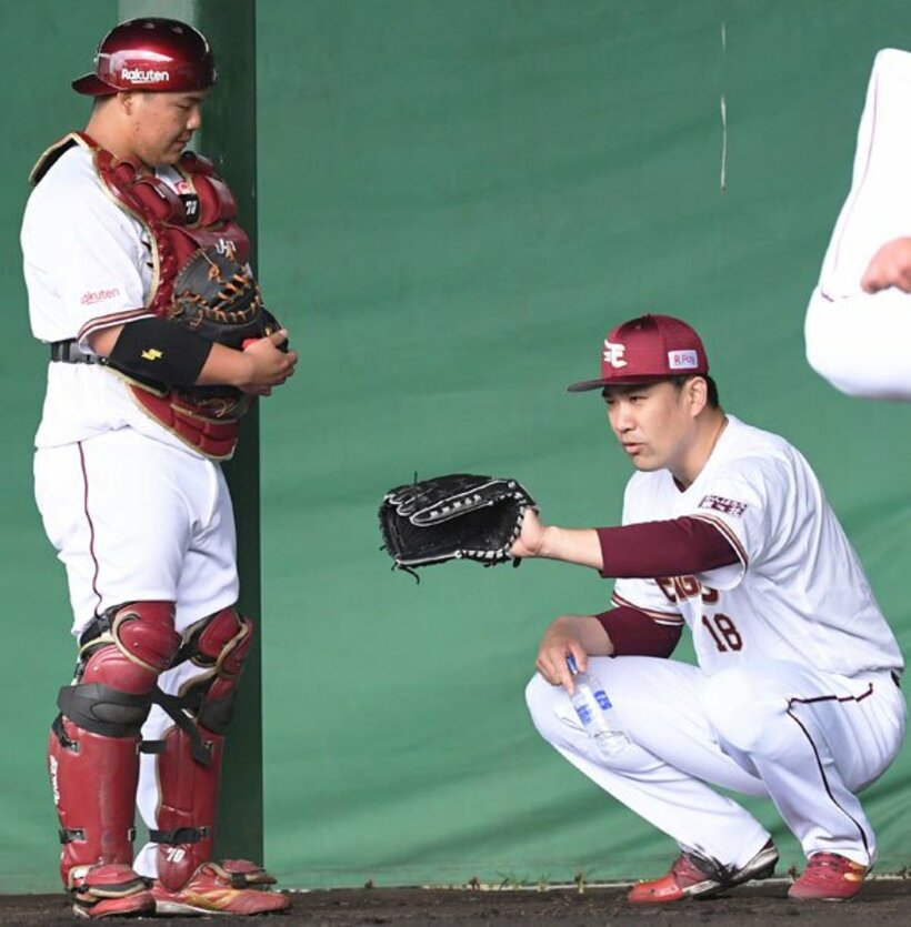  ５年目捕手・石原にアドバイスを送る田中将