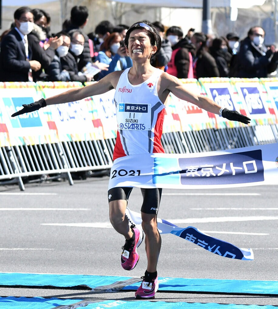  日本勢トップの４位でゴールする鈴木健吾(代表撮影)