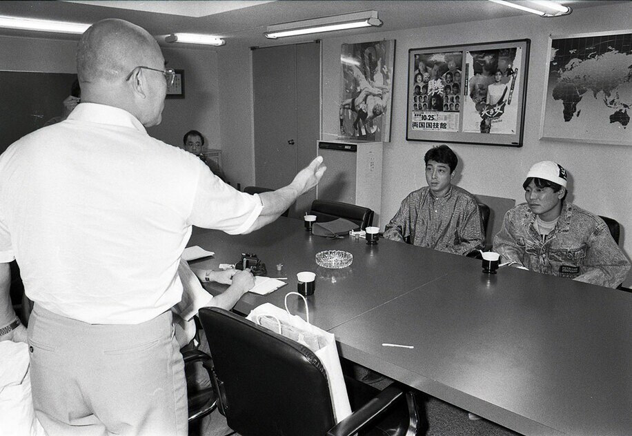  挑戦状を持参したＴＰＧのダンカン、タカ（右から）を一喝する山本小鉄審判部長（８７年１０月、新日プロ事務所）