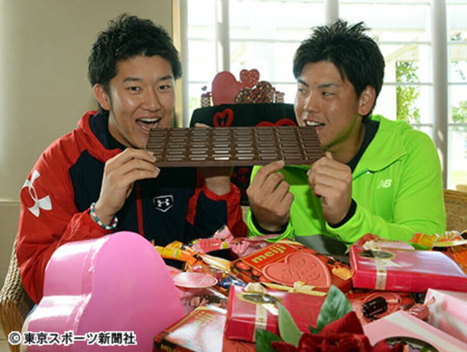 ファンから贈られたチョコにパクつく岩貞（左）と梅野