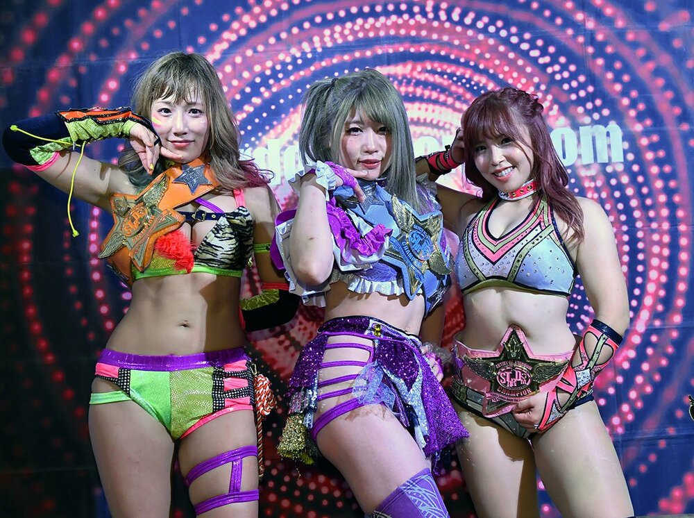 「元祖コズエン」の中野たむ(中)、白川未奈(右)、ウナギ・サヤカ（2020年）