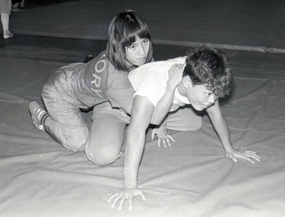 レスリング合同練習で神取忍（右）と肌を合わせるジャガー（８７年９月）