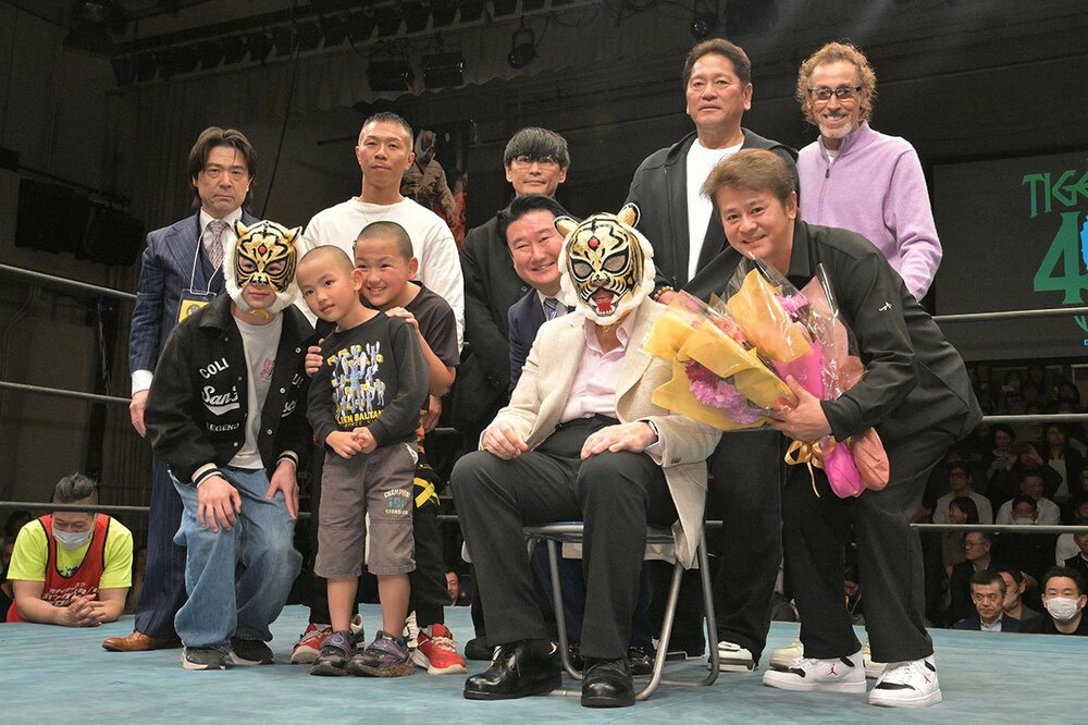 ラモス瑠偉氏、佐々木主浩氏らと記念撮影する初代タイガーマスク