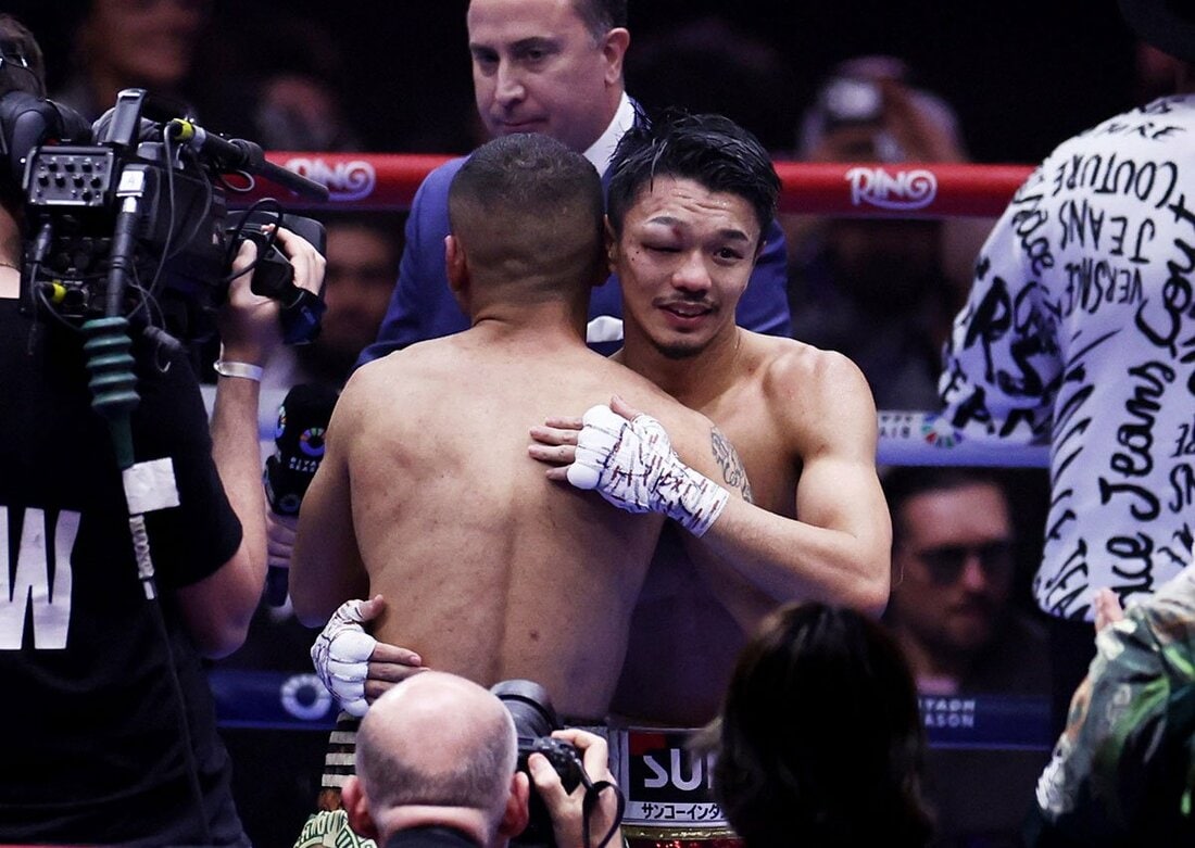 試合後、右目上が大きく腫れた中谷潤人（ロイター）