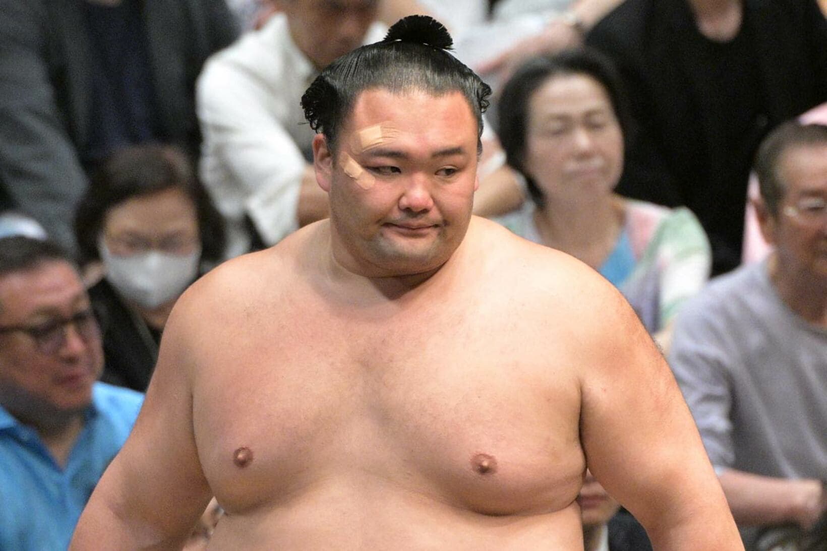 朝乃山が連敗をストップした