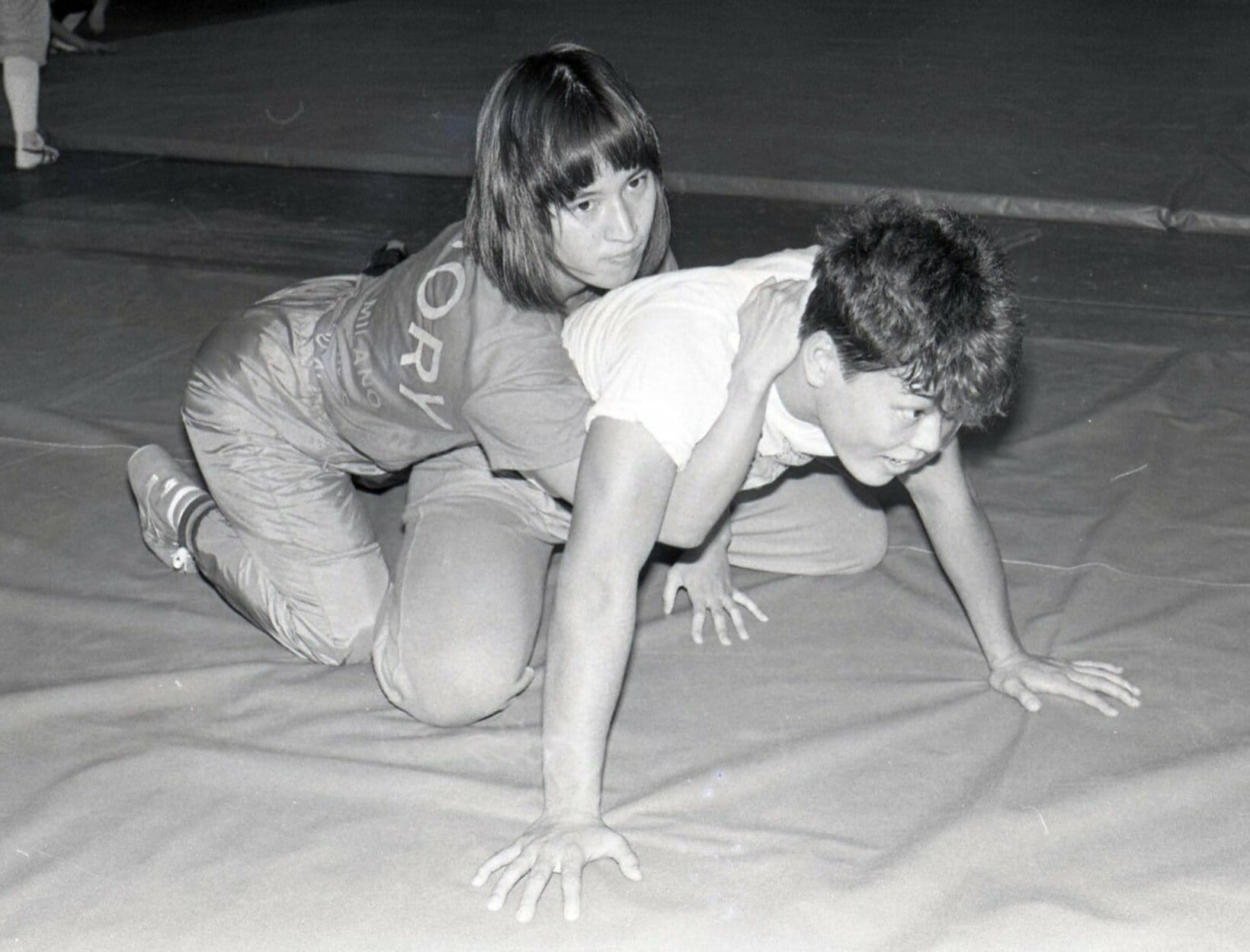 レスリング合同練習で神取忍（右）と肌を合わせるジャガー（８７年９月）
