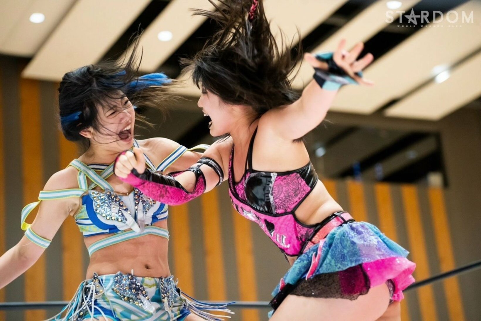 天咲光由(左)とエルボー合戦で火花を散らす吏南（©STARDOM）