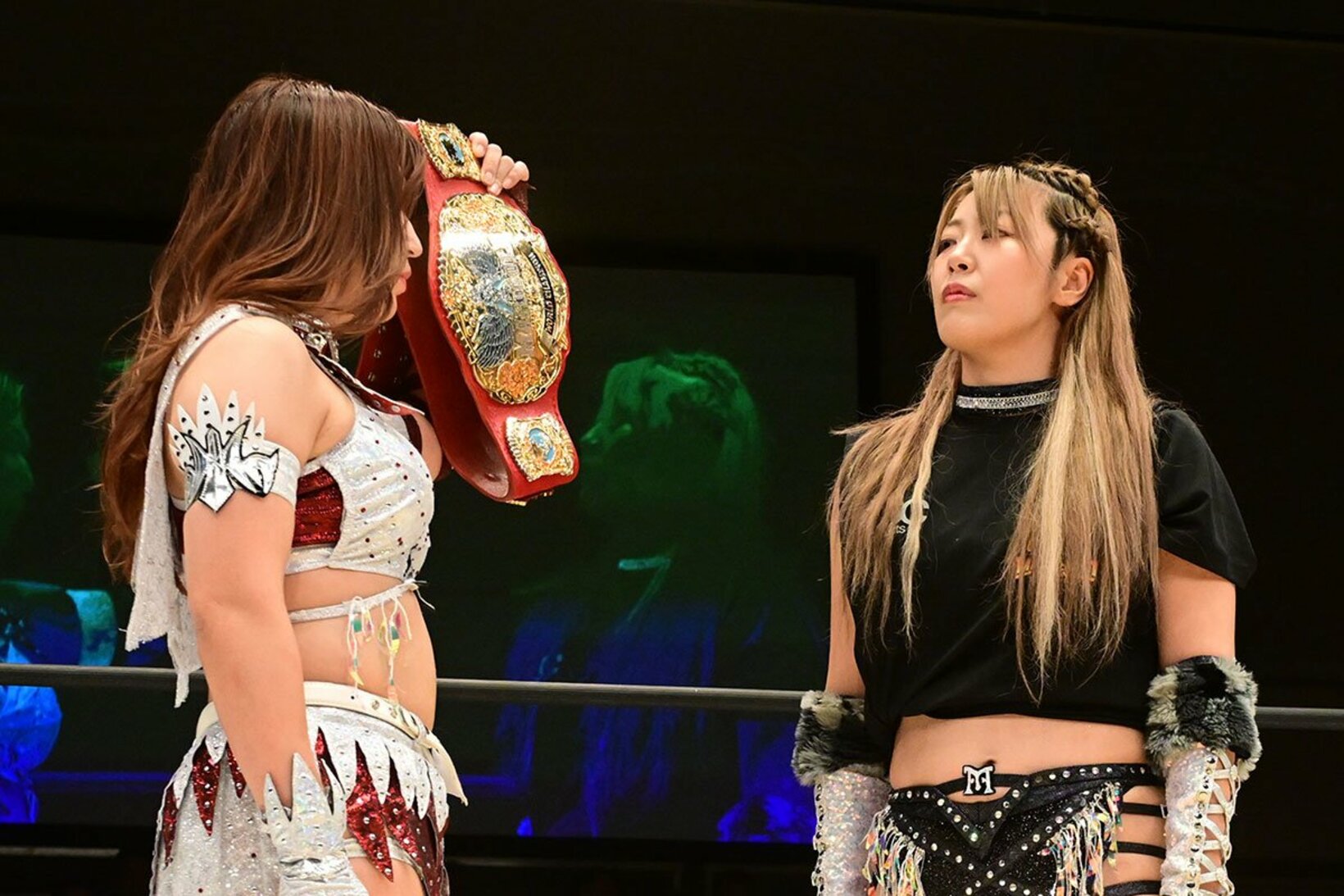 試合後に向かい合う青野未来（左）桜井麻衣