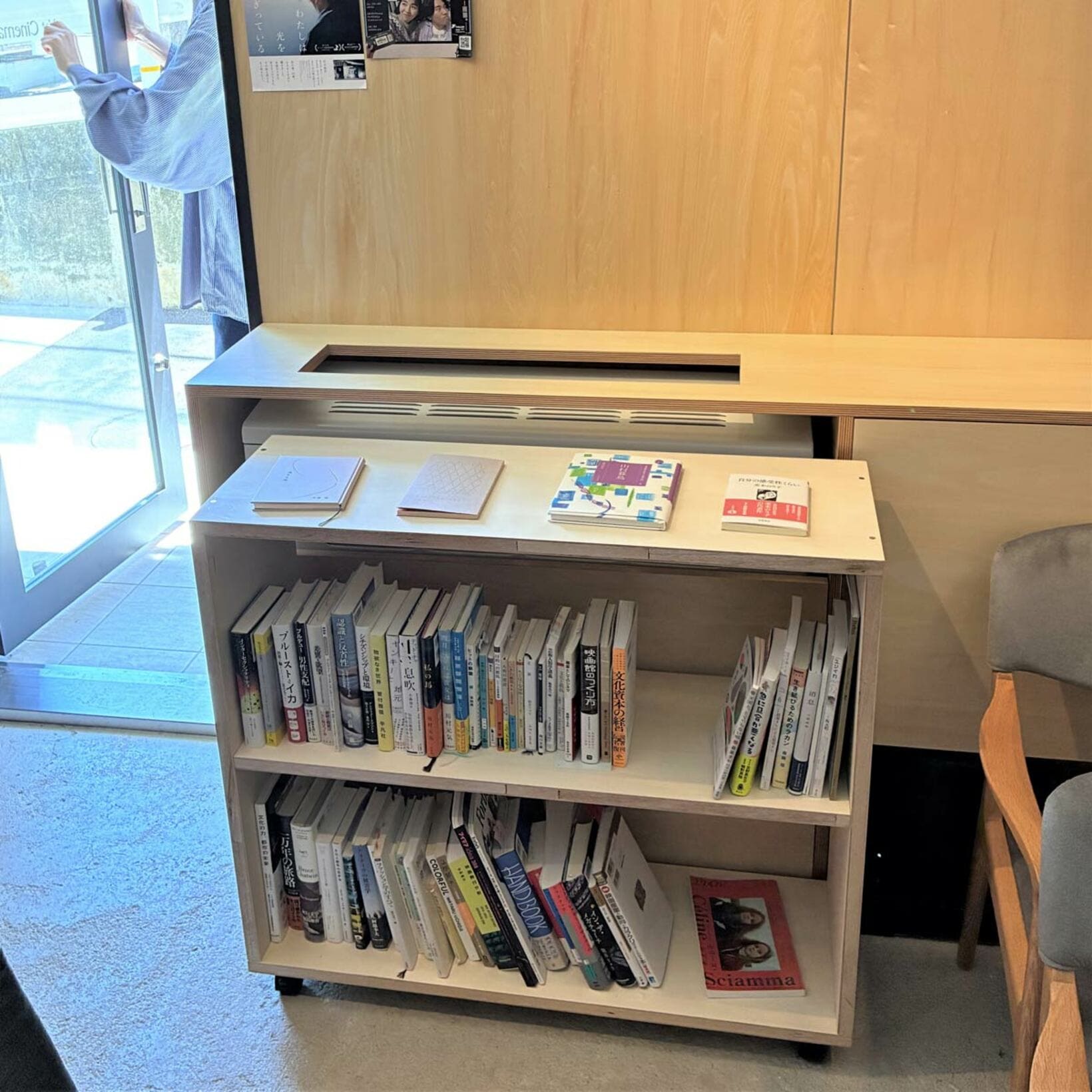 読書空間としても利用できる館内の本棚