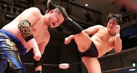  ハイキックで橋本大地（左）を沈めた野村卓矢