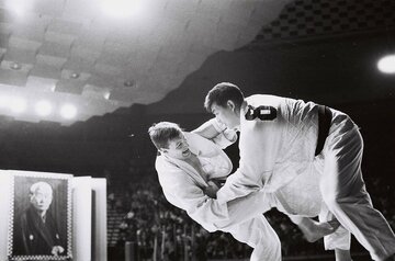 世界選手権でアントン・ヘーシンク(中央)を攻める坂口（1965年、ブラジル・リオデジャネイロ）