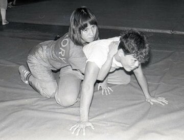 レスリング合同練習で神取忍（右）と肌を合わせるジャガー（８７年９月）