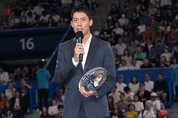 引退セレモニーであいさつする錦織圭