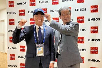 潮崎編成ディレクター（右）から指名あいさつを受けたドラフト７位・糸川亮太（球団提供）