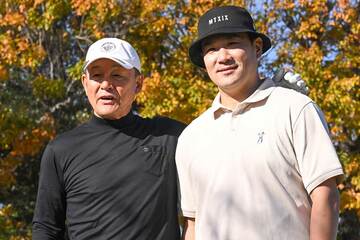 久保康生コーチ（左）と記念撮影する田中将大