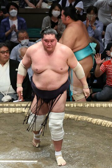  琴ノ若(奥)を押し出し、２勝目を挙げた照ノ富士（東スポWeb）
