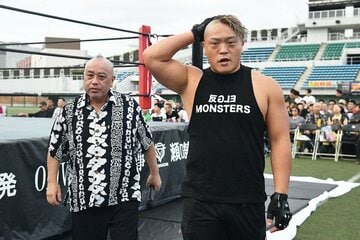 川崎のリングに殴り込みをかけた河上〝ファイヤー〟隆一(右)と木原文人氏