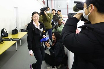 多くの報道陣に囲まれながらも、笑顔を絶やさなかった中井亜美