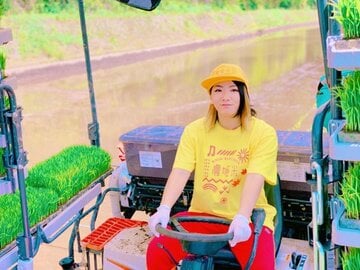  田植えのトラクターを運転して野生を取り戻した岩田。延期になった復帰戦に燃える（本人提供）