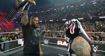 ペンタ(右)の前に立ちはだかる世界ヘビー級王者ローマン・レインズ（©AbemaTV, Inc.）