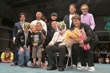 ラモス瑠偉氏、佐々木主浩氏らと記念撮影する初代タイガーマスク