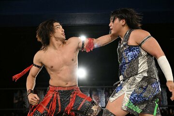 佐藤大地（右）を攻める武知海青