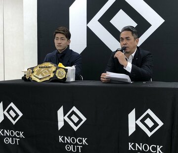  会見に出席した宮田プロデューサー(右)と龍聖(東スポWeb)