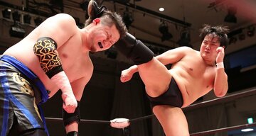  ハイキックで橋本大地（左）を沈めた野村卓矢