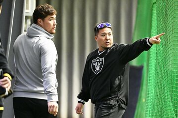 筑後で自主トレを行ったソフトバンク・山川穂高(右)とリチャード