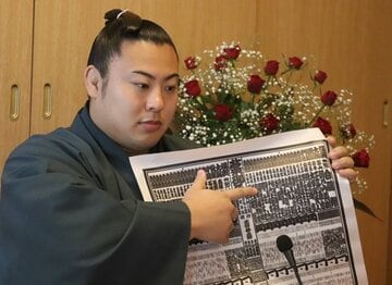  秋場所の番付を手に抱負を語った翔猿