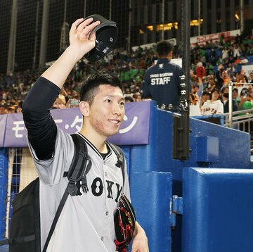 笑顔で球場を後にする巨人・戸郷翔征