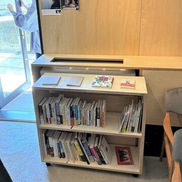 読書空間としても利用できる館内の本棚