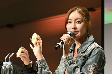 大阪で青森特産のりんごをアピールした王林