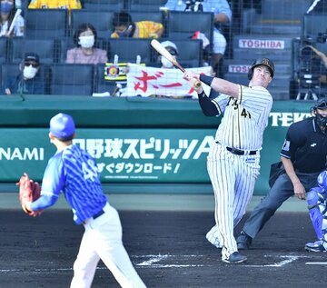  怪力でバックスクリーンへ打球を運んだ阪神・ボーア（右）