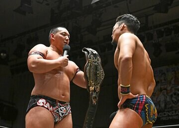 菊田円（左）の持つオープン・ザ・ドリームゲートのベルトに挑戦表明した吉岡勇紀