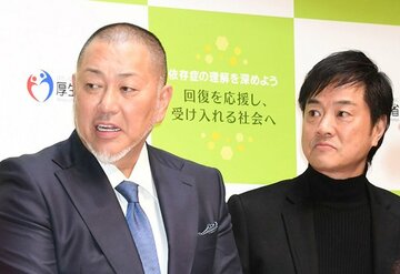  依存症啓発イベントで共演した清原氏（左）と高知