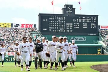 初戦突破を決めてファンにあいさつする広陵ナイン